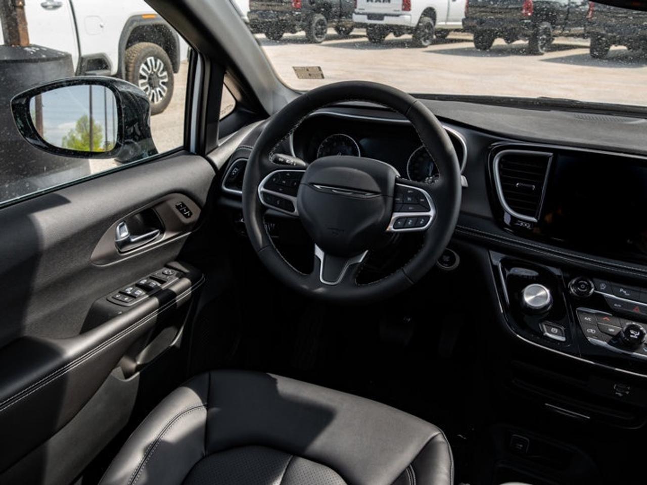 2027 Chrysler Pacifica Select Photo