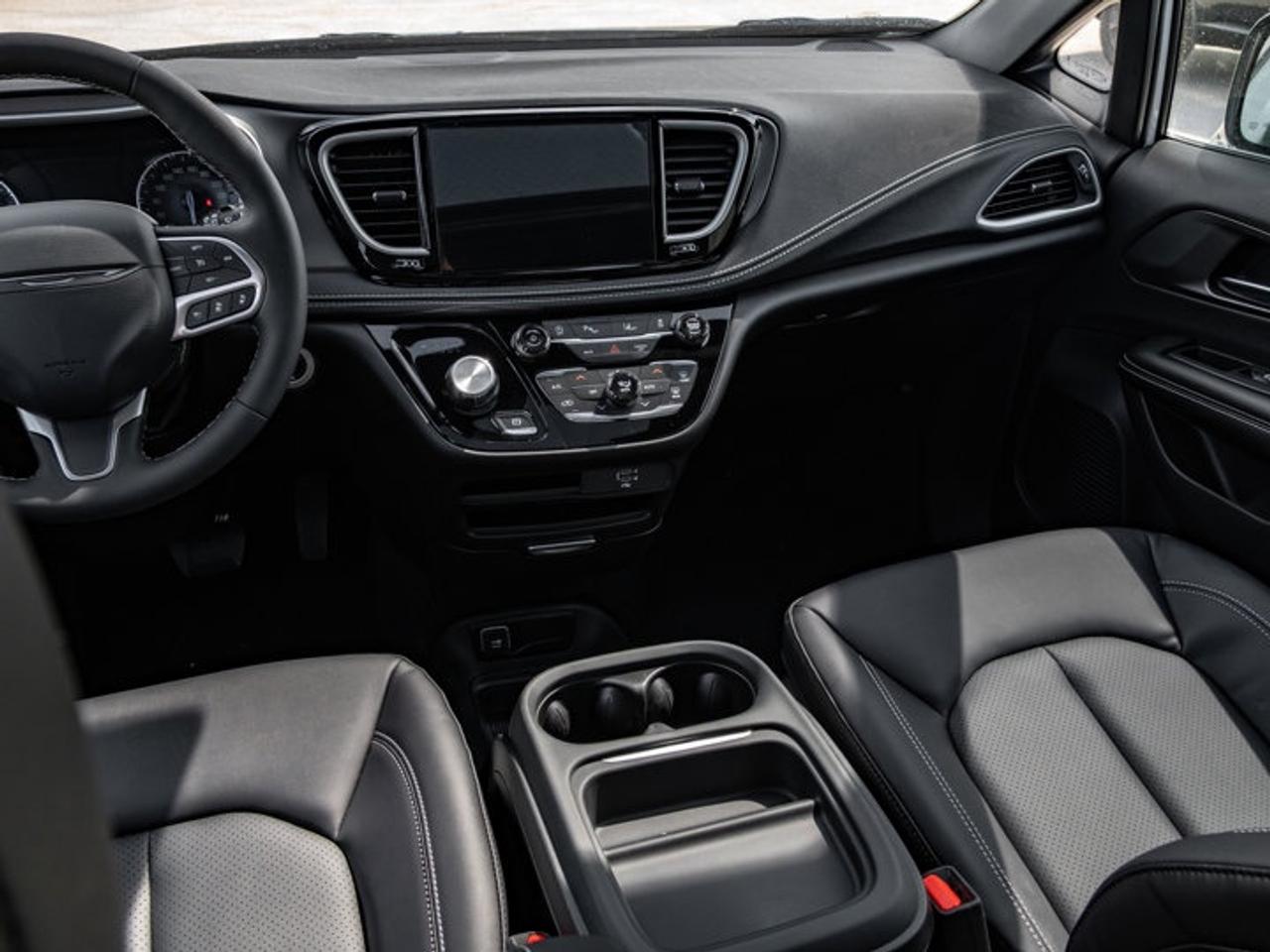 2027 Chrysler Pacifica Select Photo
