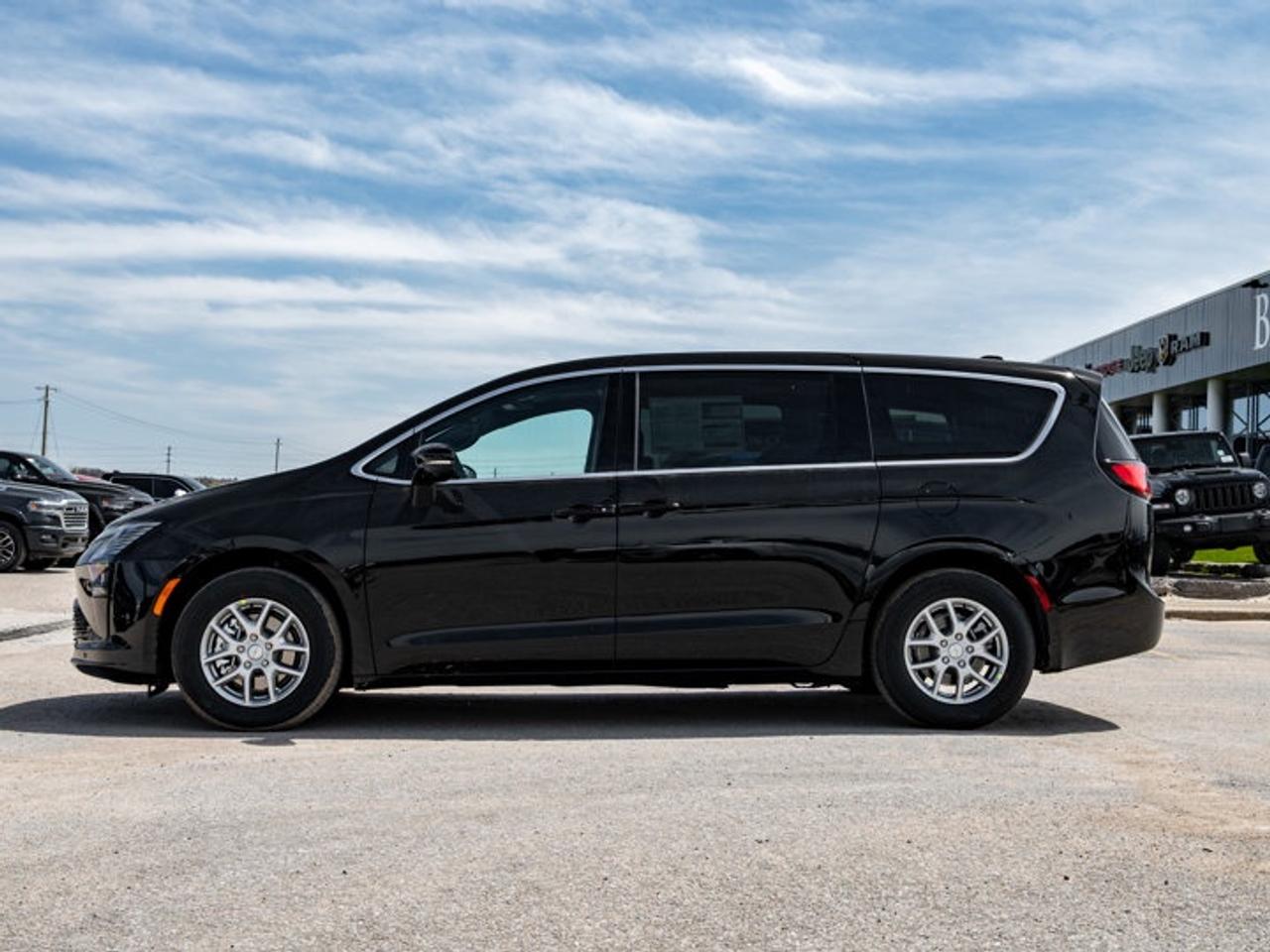 2027 Chrysler Pacifica Select Photo
