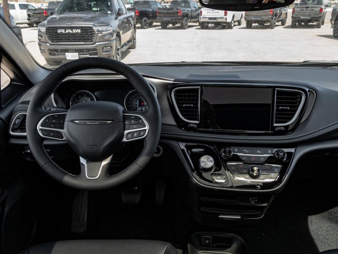 2027 Chrysler Pacifica Select Photo2