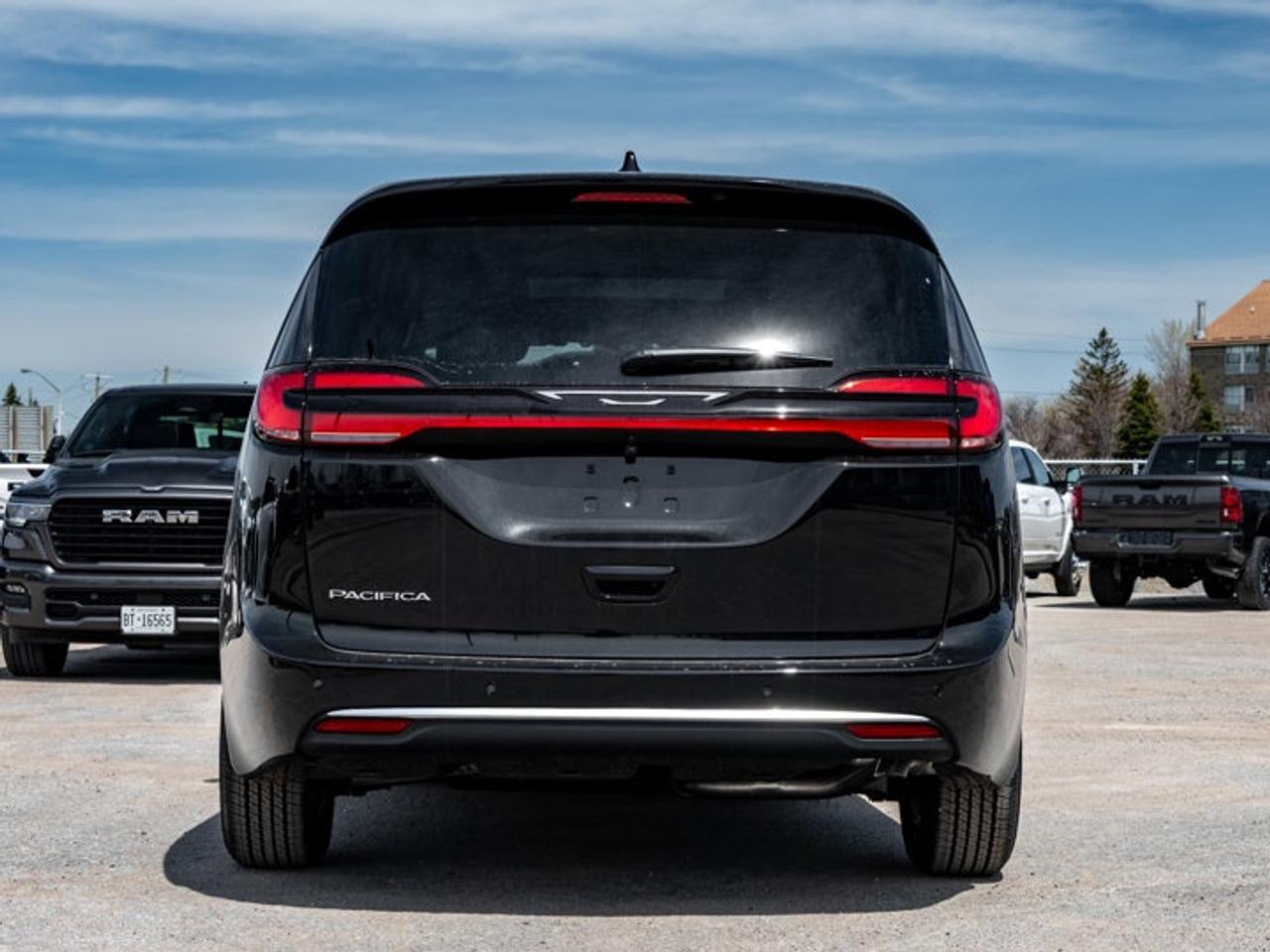 2027 Chrysler Pacifica Select Photo