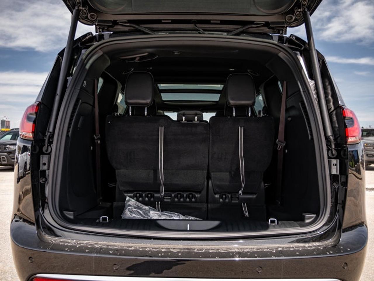 2027 Chrysler Pacifica Select Photo