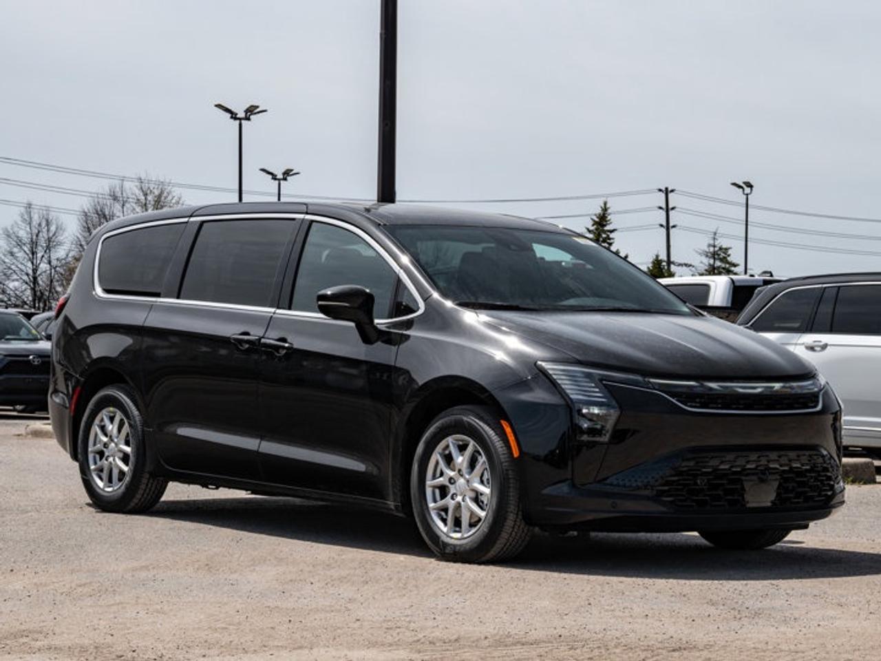 2027 Chrysler Pacifica Select Photo