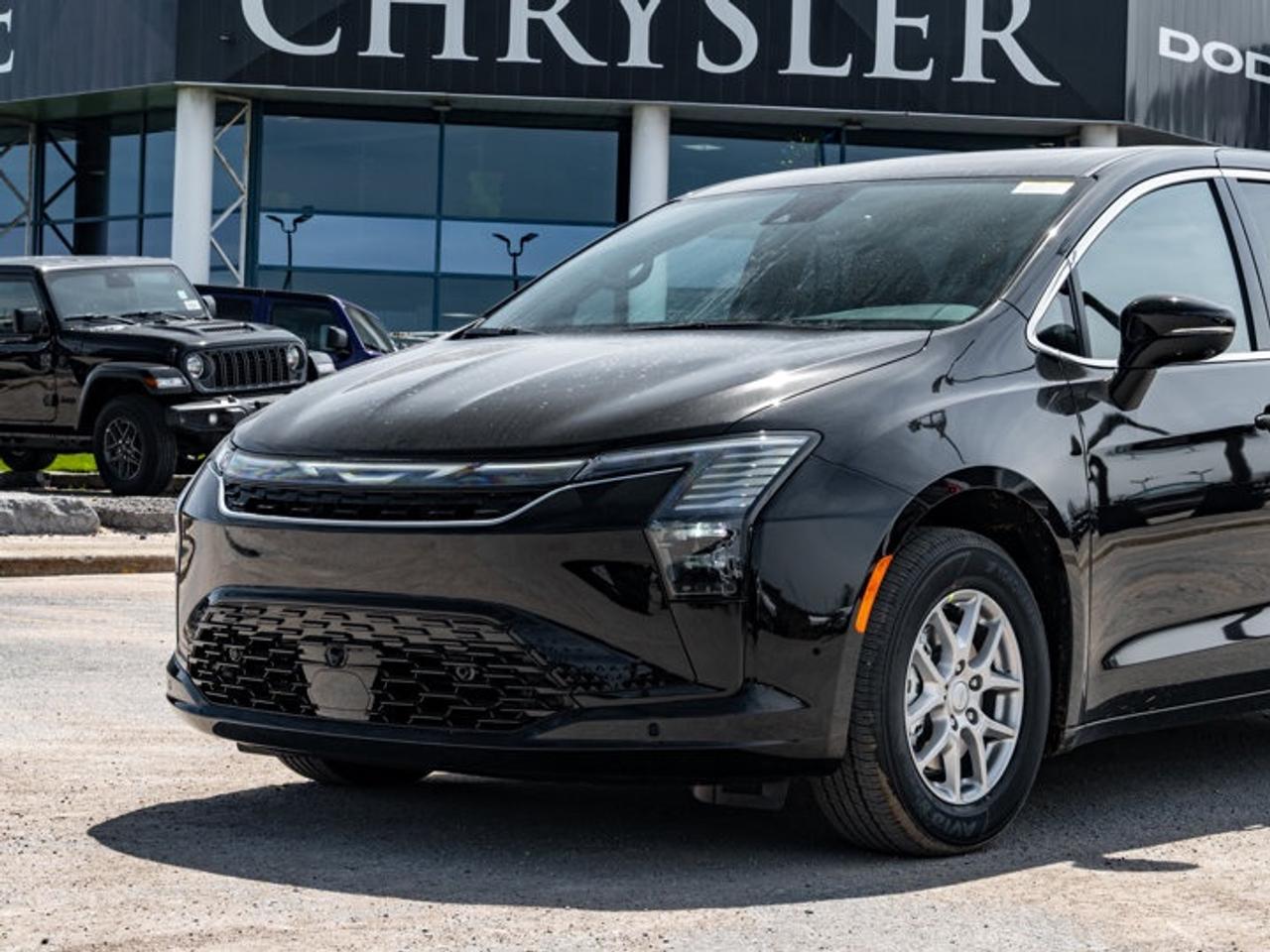 2027 Chrysler Pacifica Select Photo