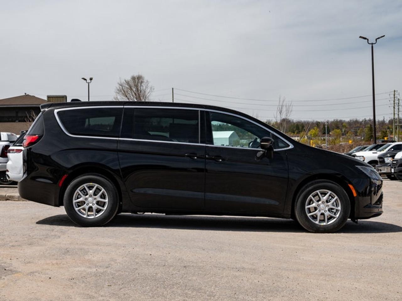 2027 Chrysler Pacifica Select Photo