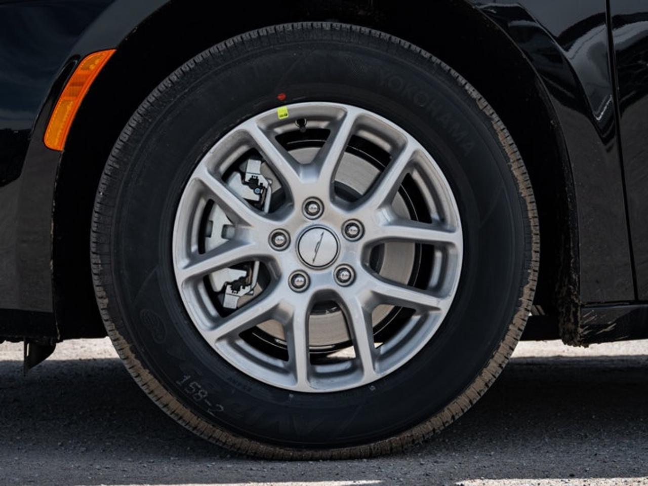 2027 Chrysler Pacifica Select Photo