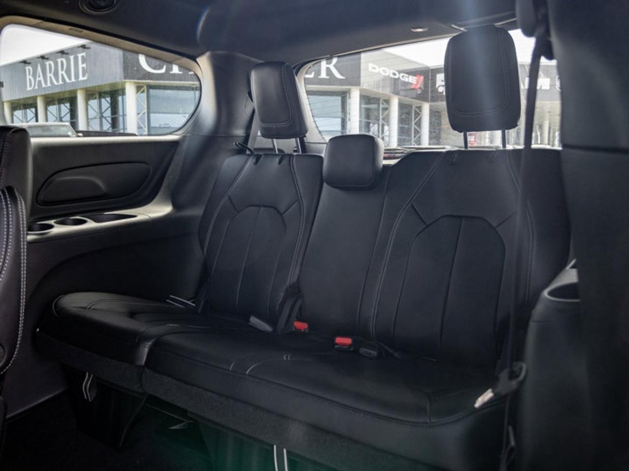 2027 Chrysler Pacifica Select Photo