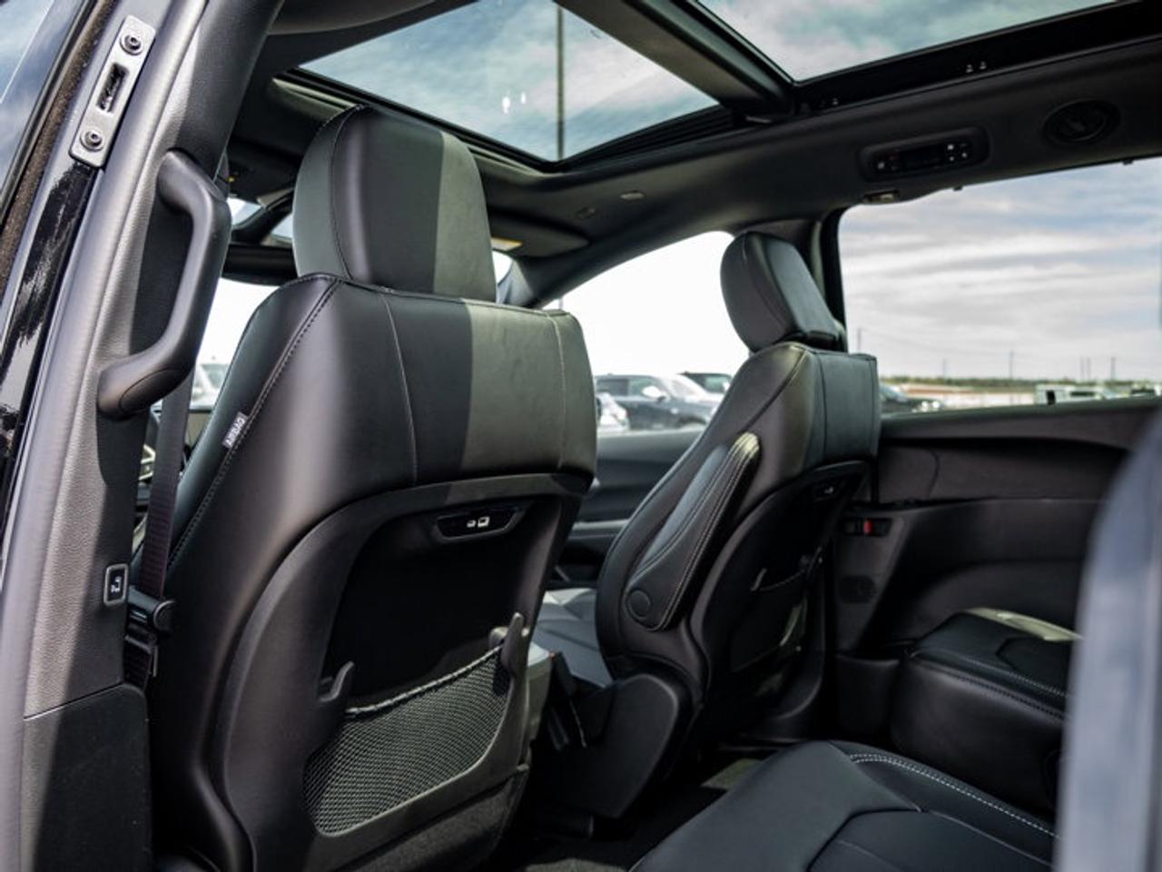 2027 Chrysler Pacifica Select Photo