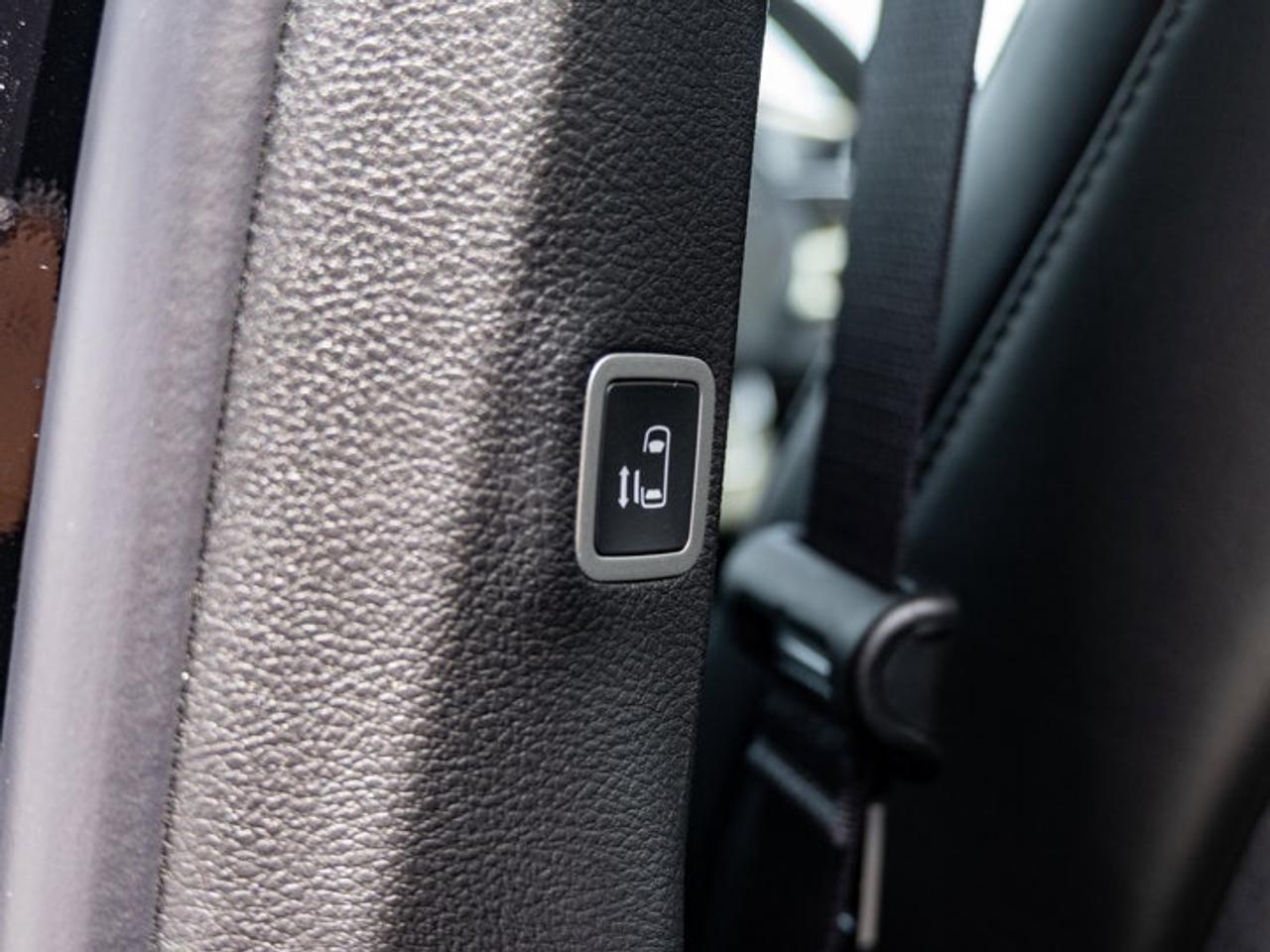 2027 Chrysler Pacifica Select Photo