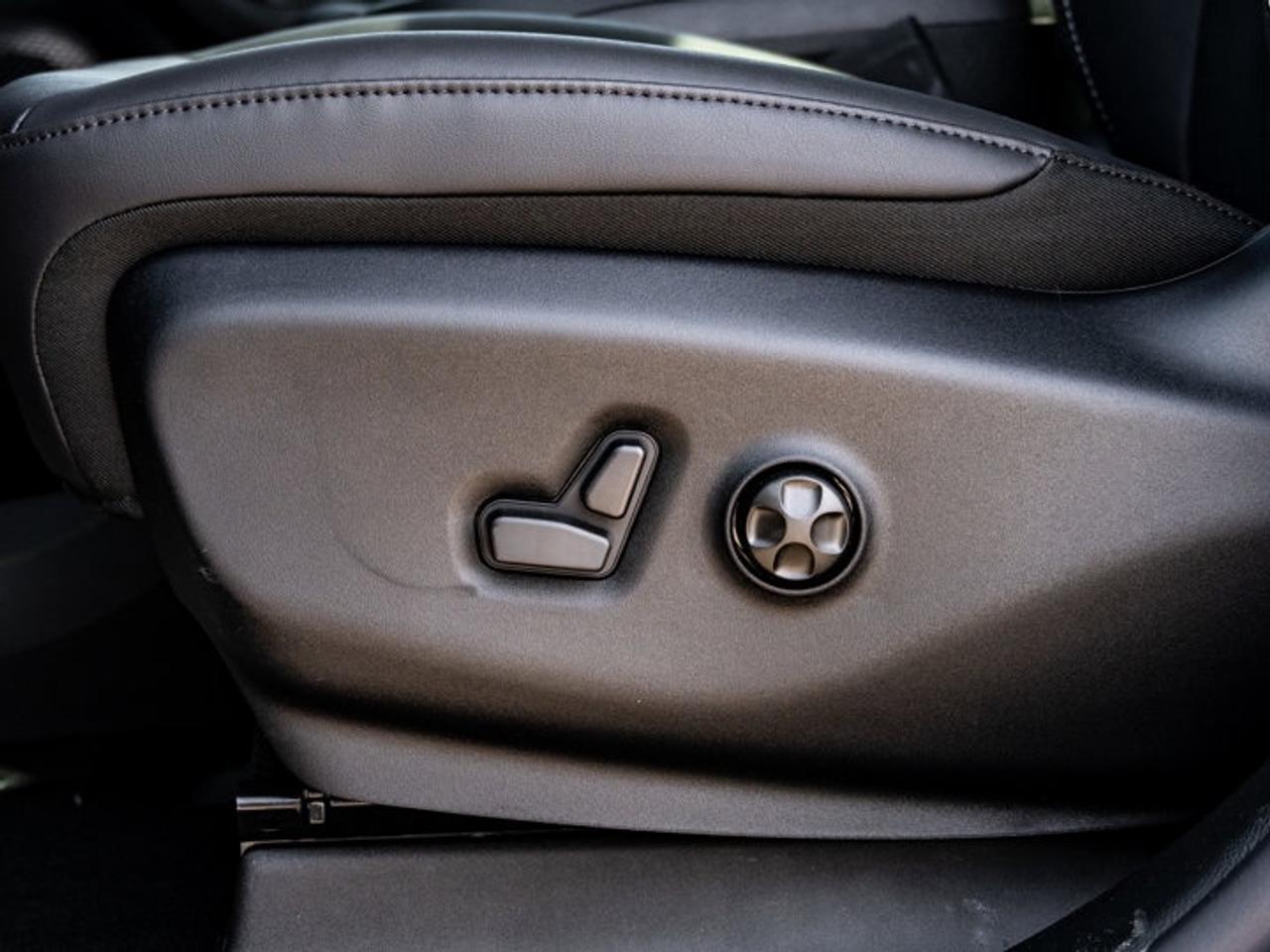 2027 Chrysler Pacifica Select Photo