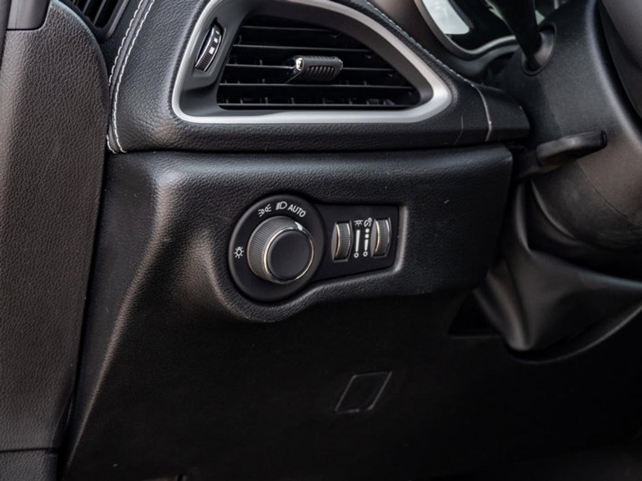 2027 Chrysler Pacifica Select Photo