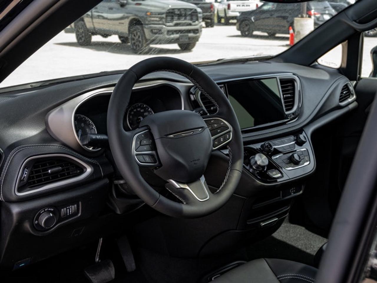 2027 Chrysler Pacifica Select Photo