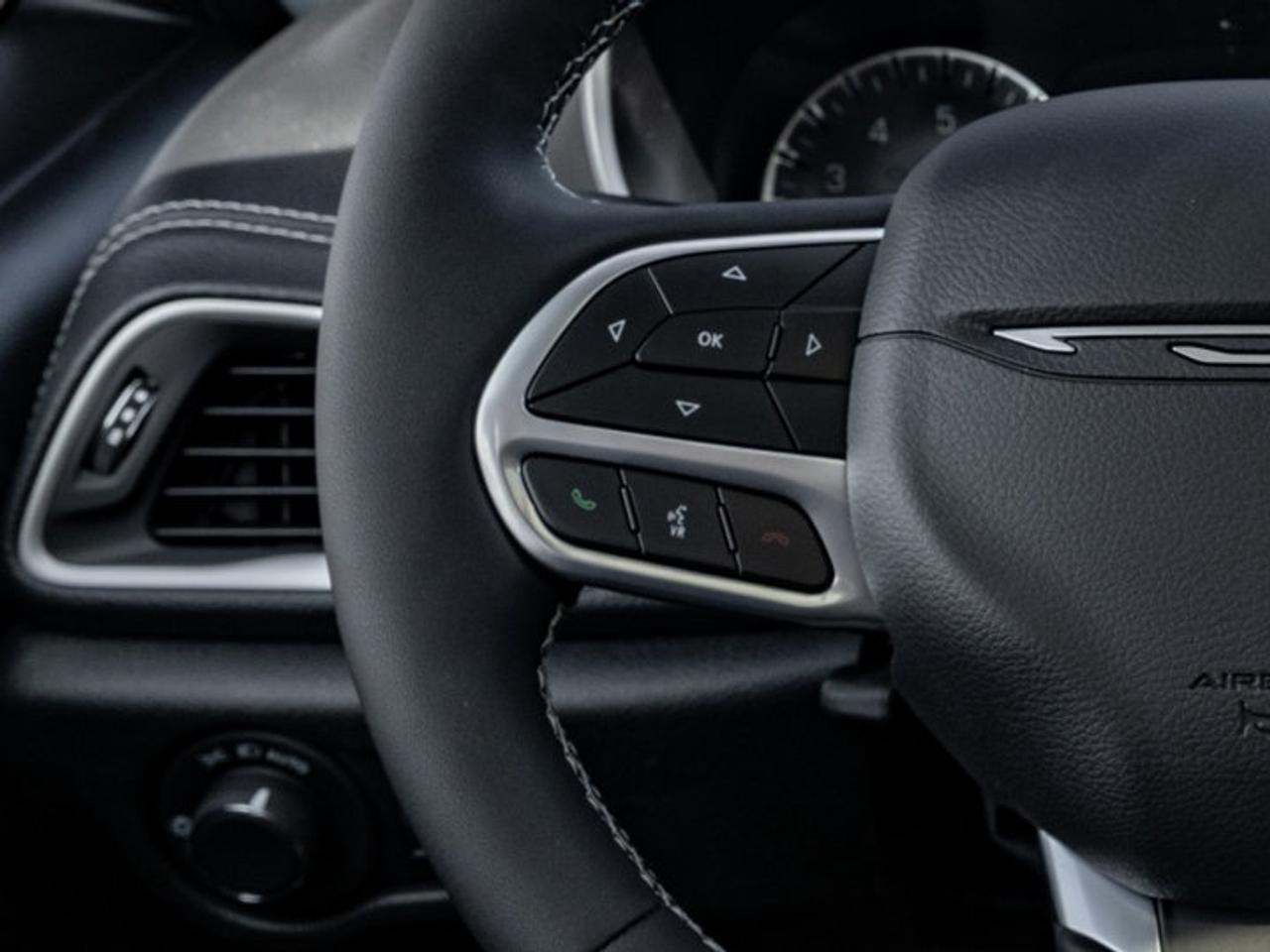 2027 Chrysler Pacifica Select Photo