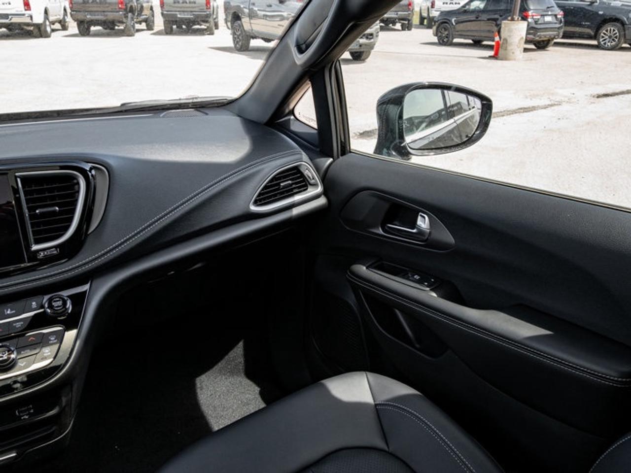 2027 Chrysler Pacifica Select Photo
