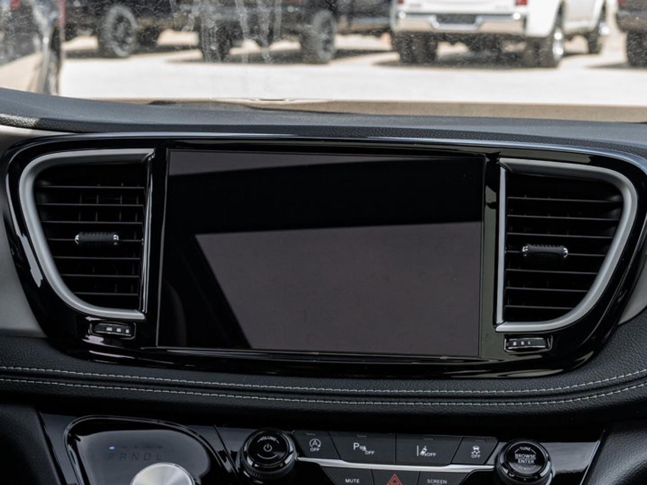 2027 Chrysler Pacifica Select Photo