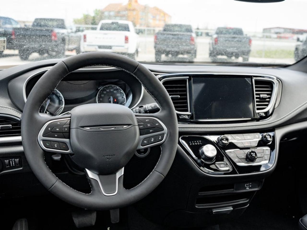 2027 Chrysler Pacifica Select Photo