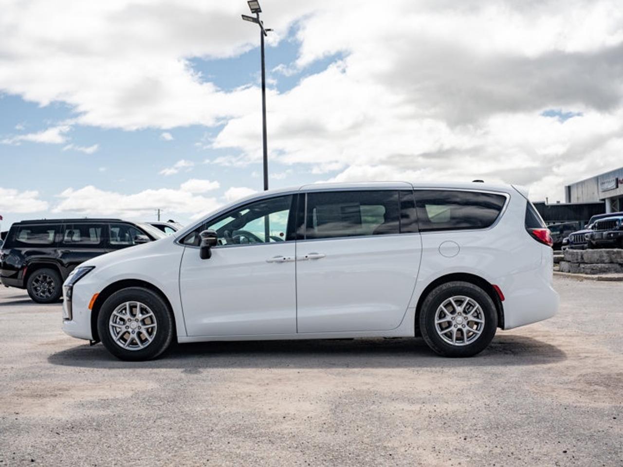 2027 Chrysler Pacifica Select Photo