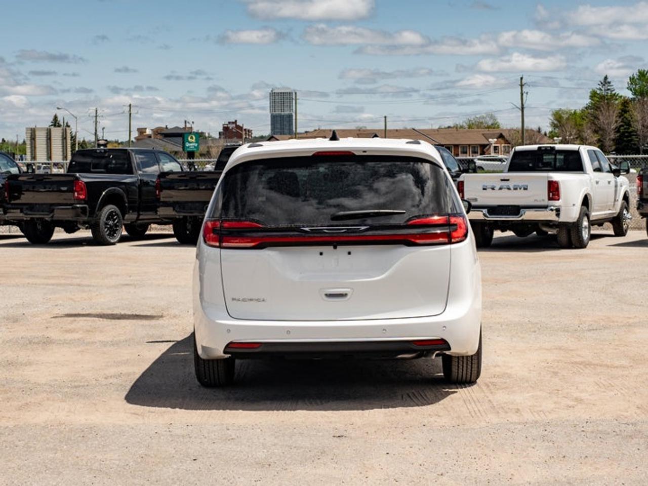 2027 Chrysler Pacifica Select Photo