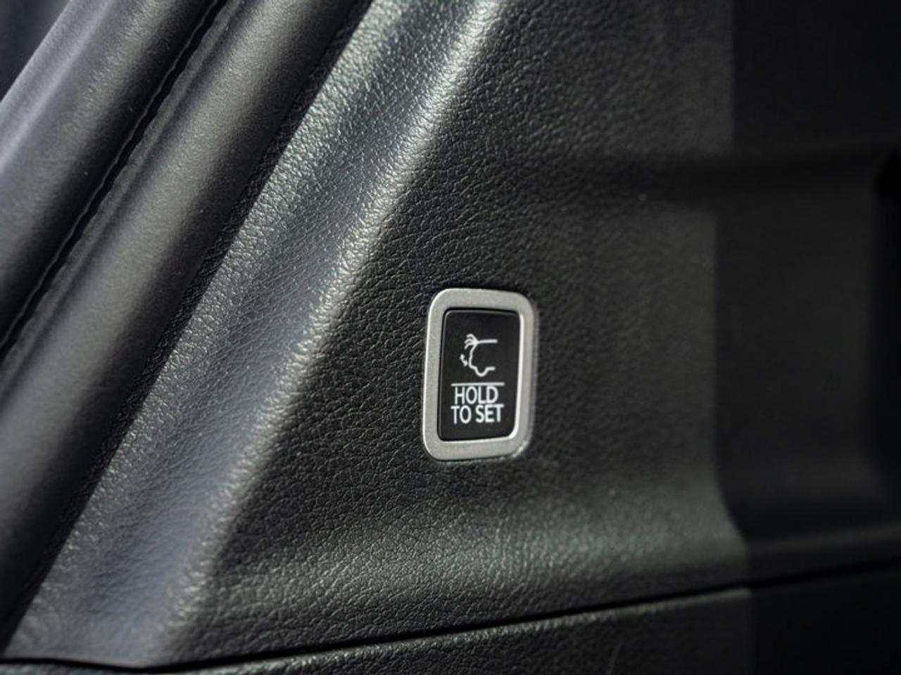 2027 Chrysler Pacifica Select Photo