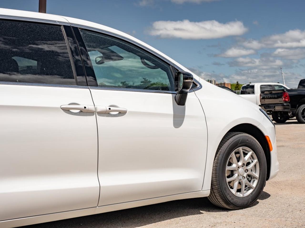 2027 Chrysler Pacifica Select Photo