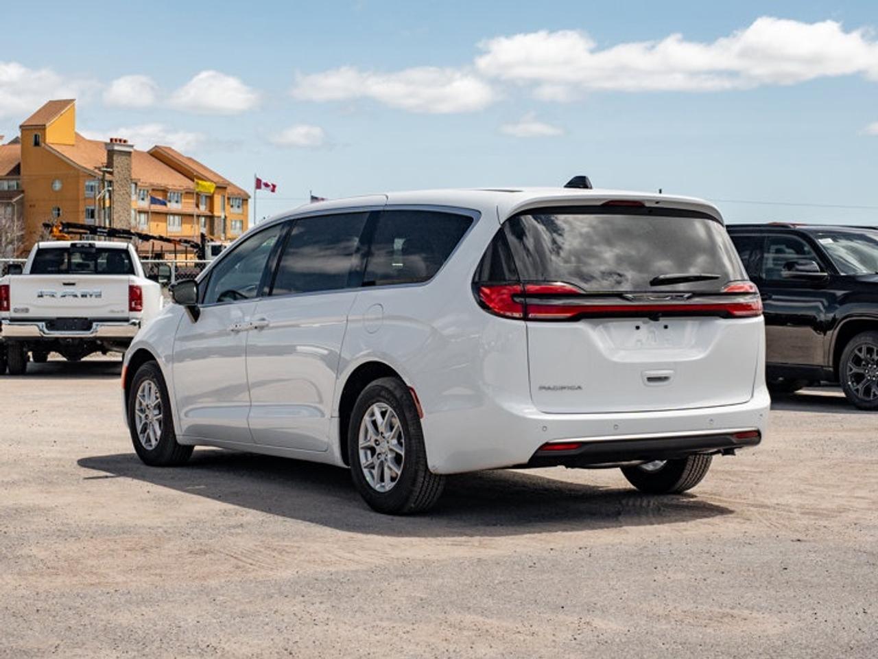 2027 Chrysler Pacifica Select Photo