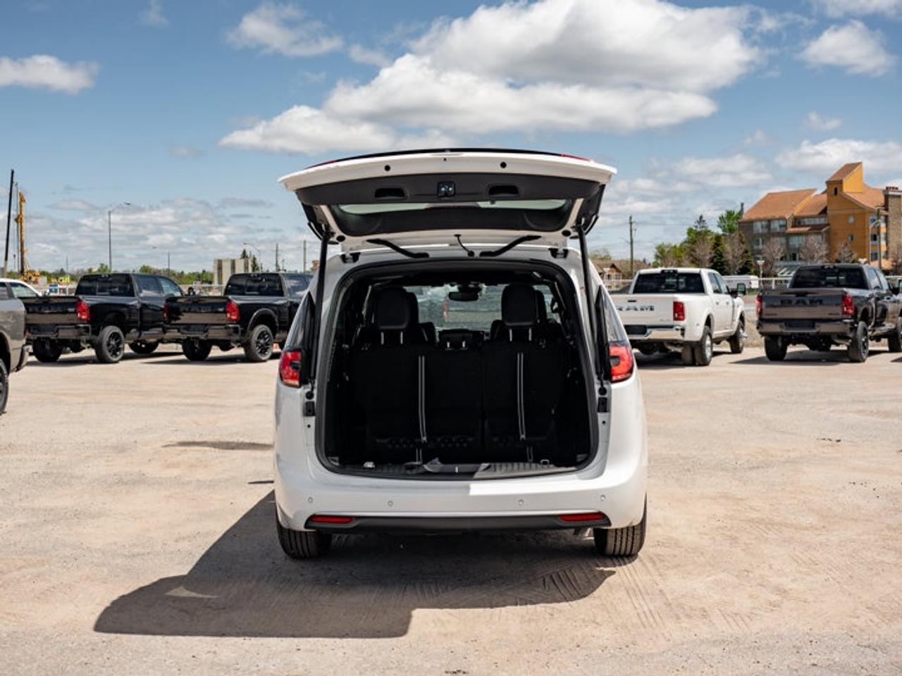 2027 Chrysler Pacifica Select Photo