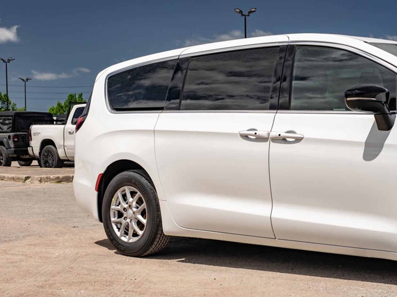 2027 Chrysler Pacifica Select Photo