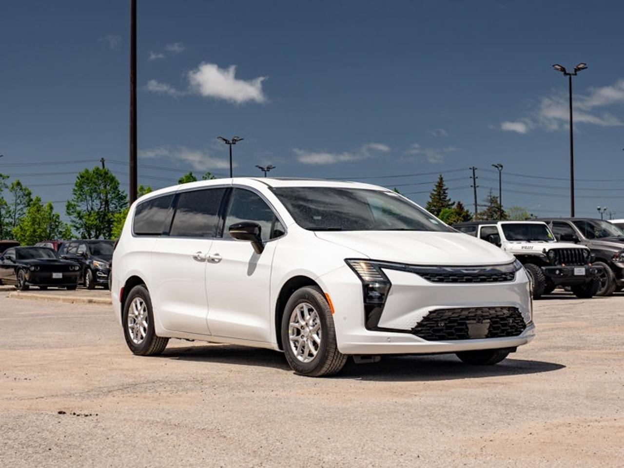 2027 Chrysler Pacifica Select Photo