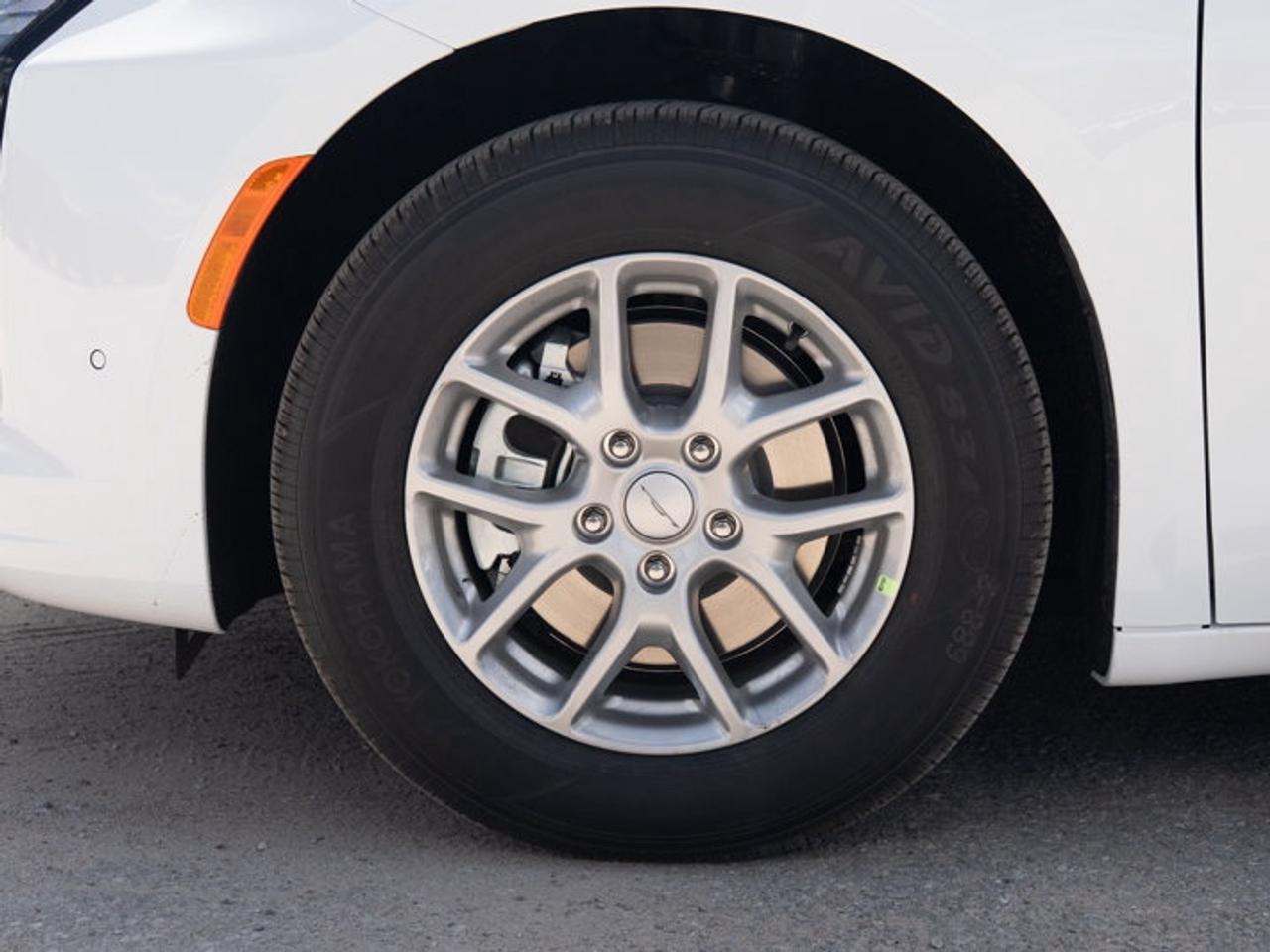 2027 Chrysler Pacifica Select Photo