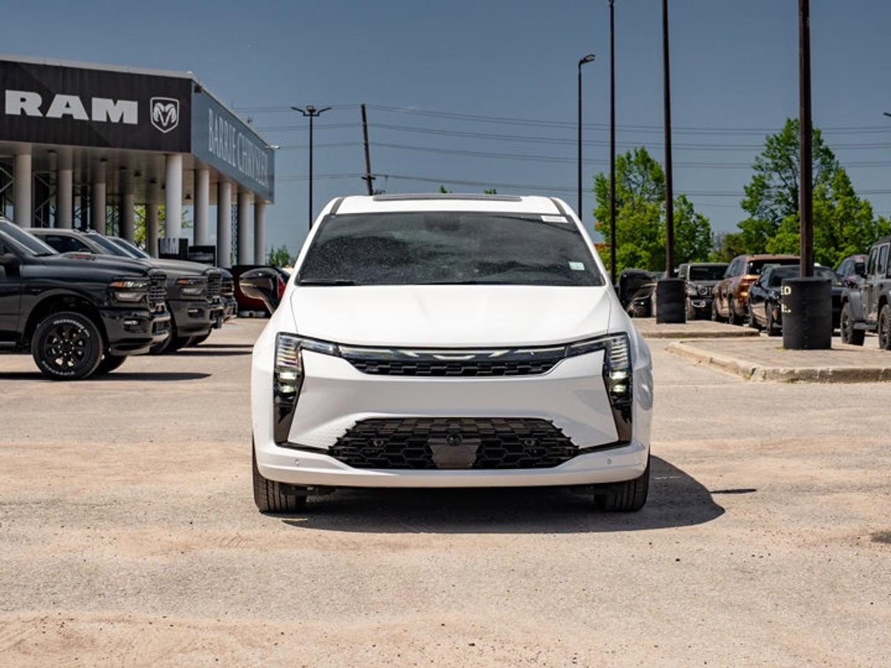 2027 Chrysler Pacifica Select Photo