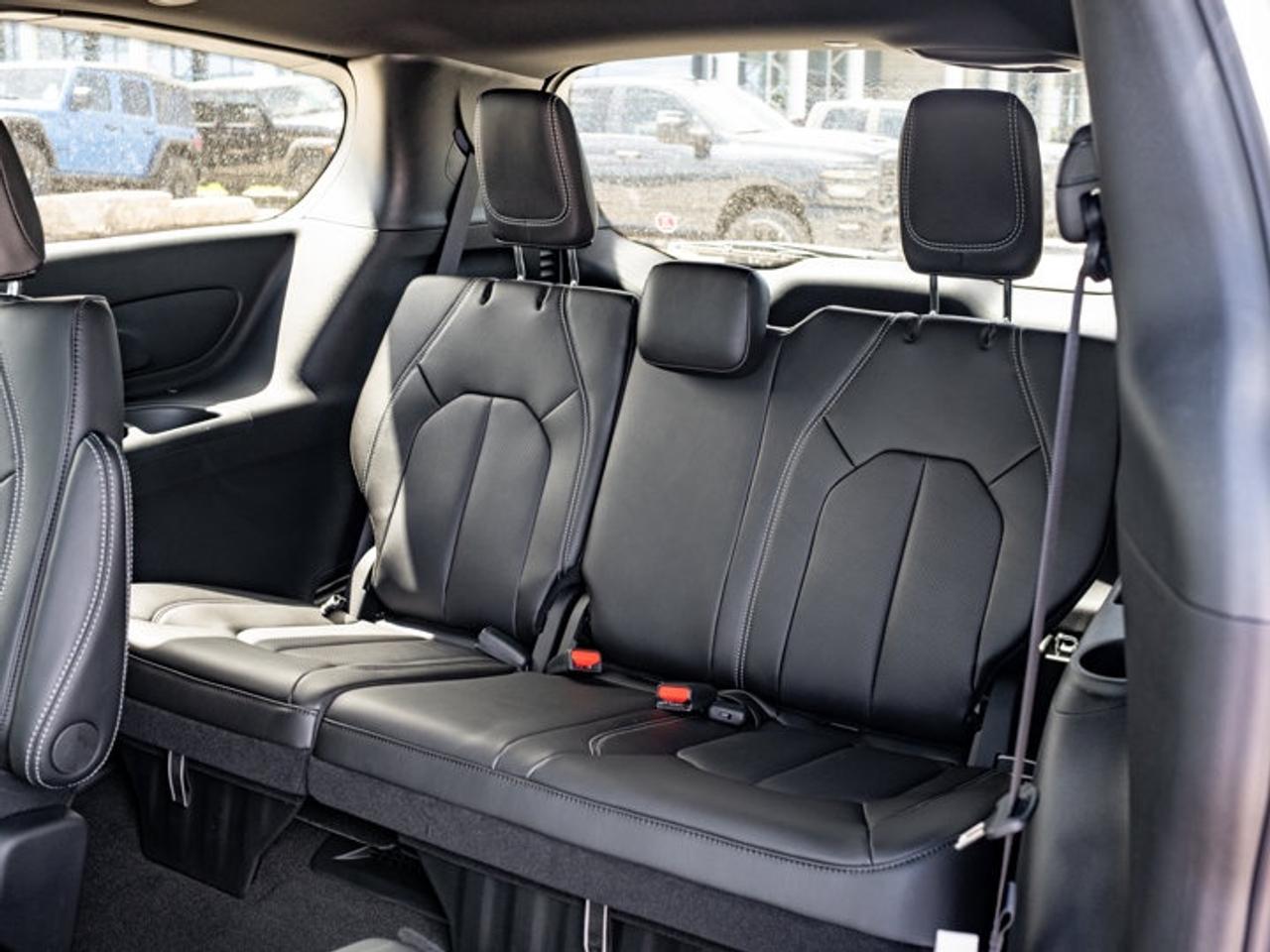 2027 Chrysler Pacifica Select Photo