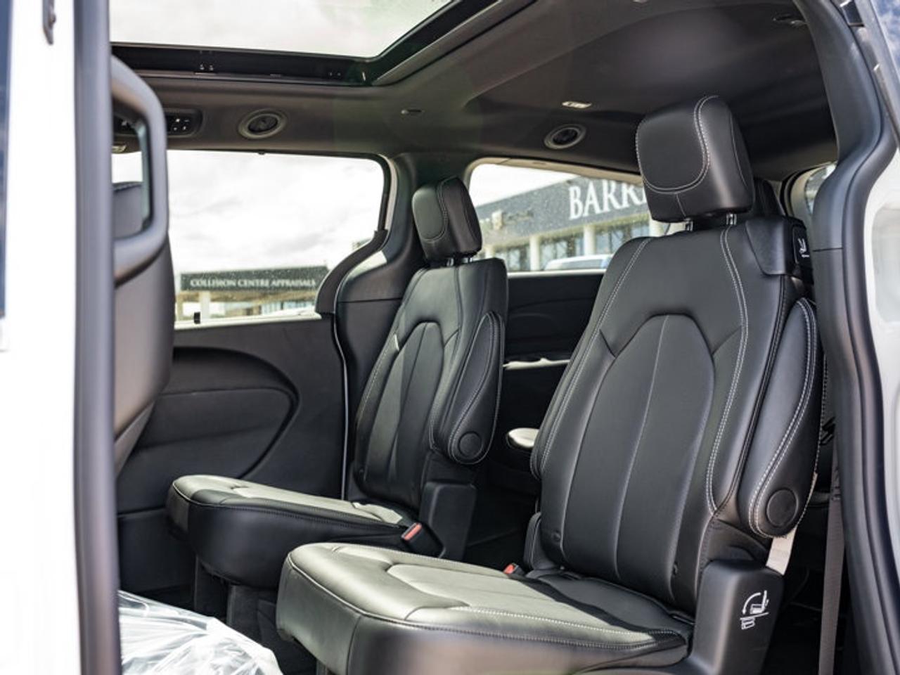 2027 Chrysler Pacifica Select Photo
