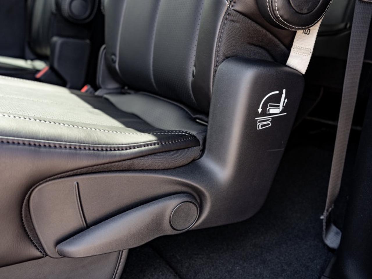 2027 Chrysler Pacifica Select Photo
