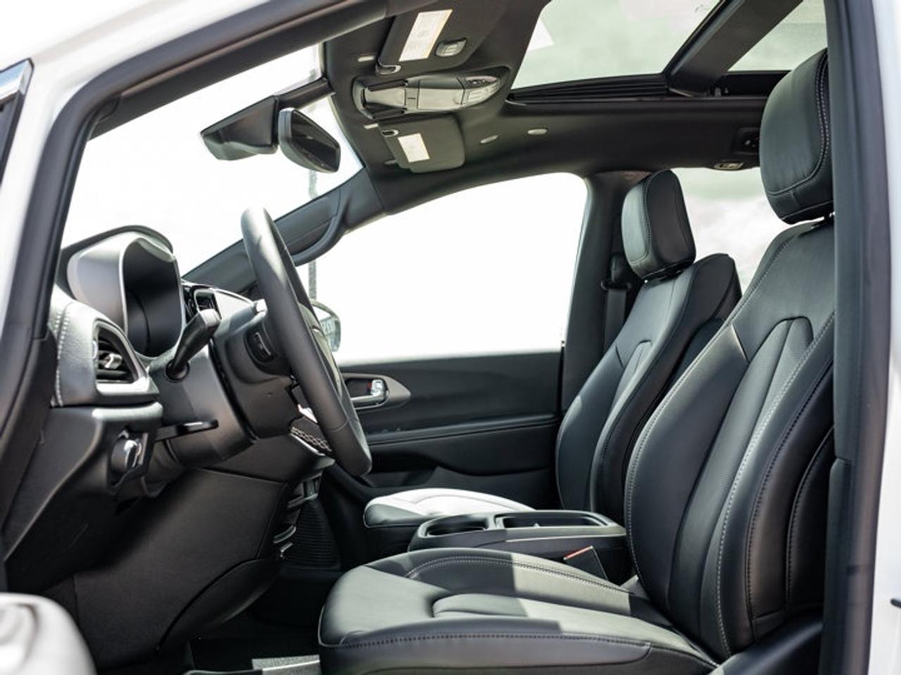 2027 Chrysler Pacifica Select Photo