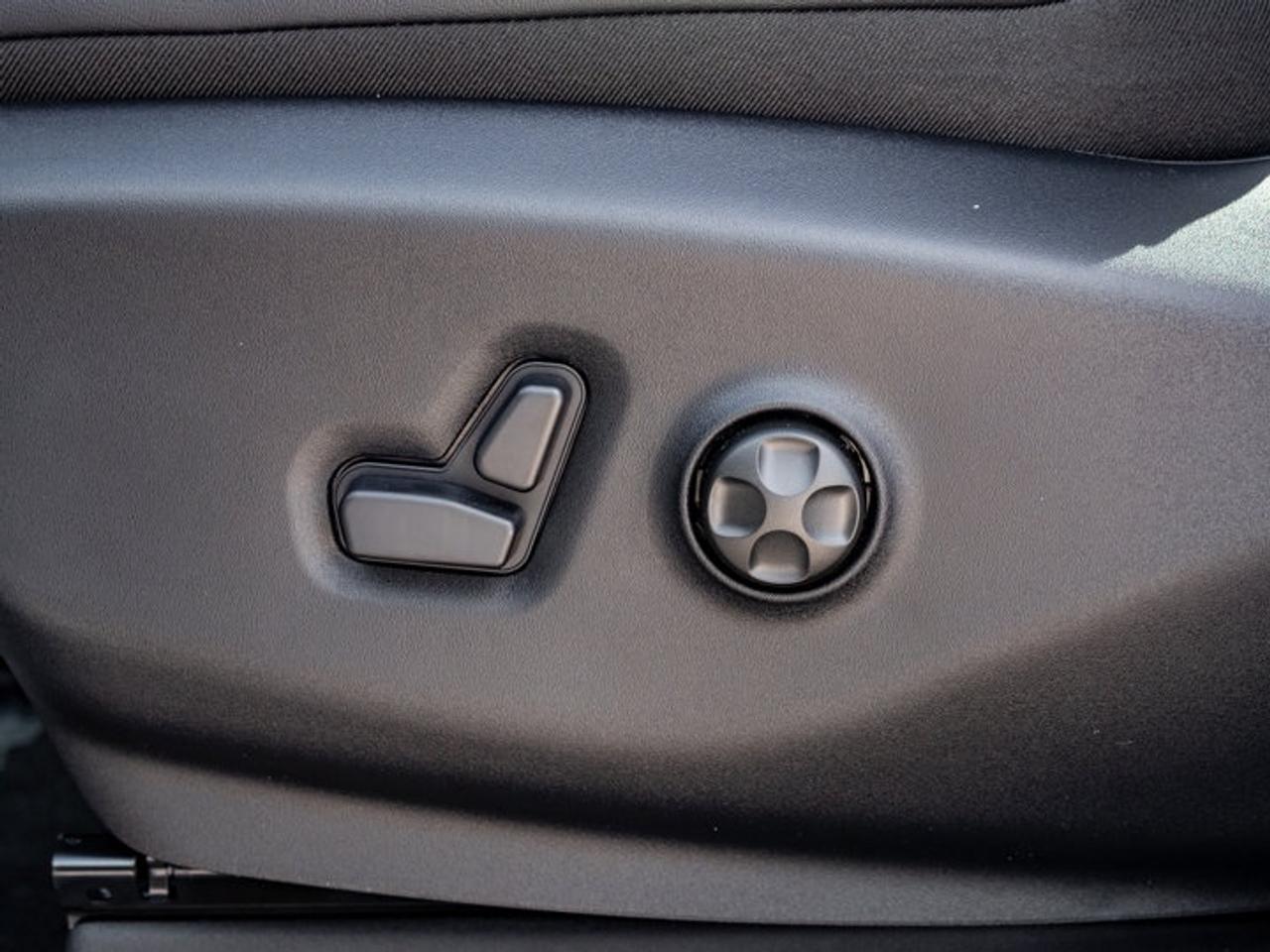 2027 Chrysler Pacifica Select Photo