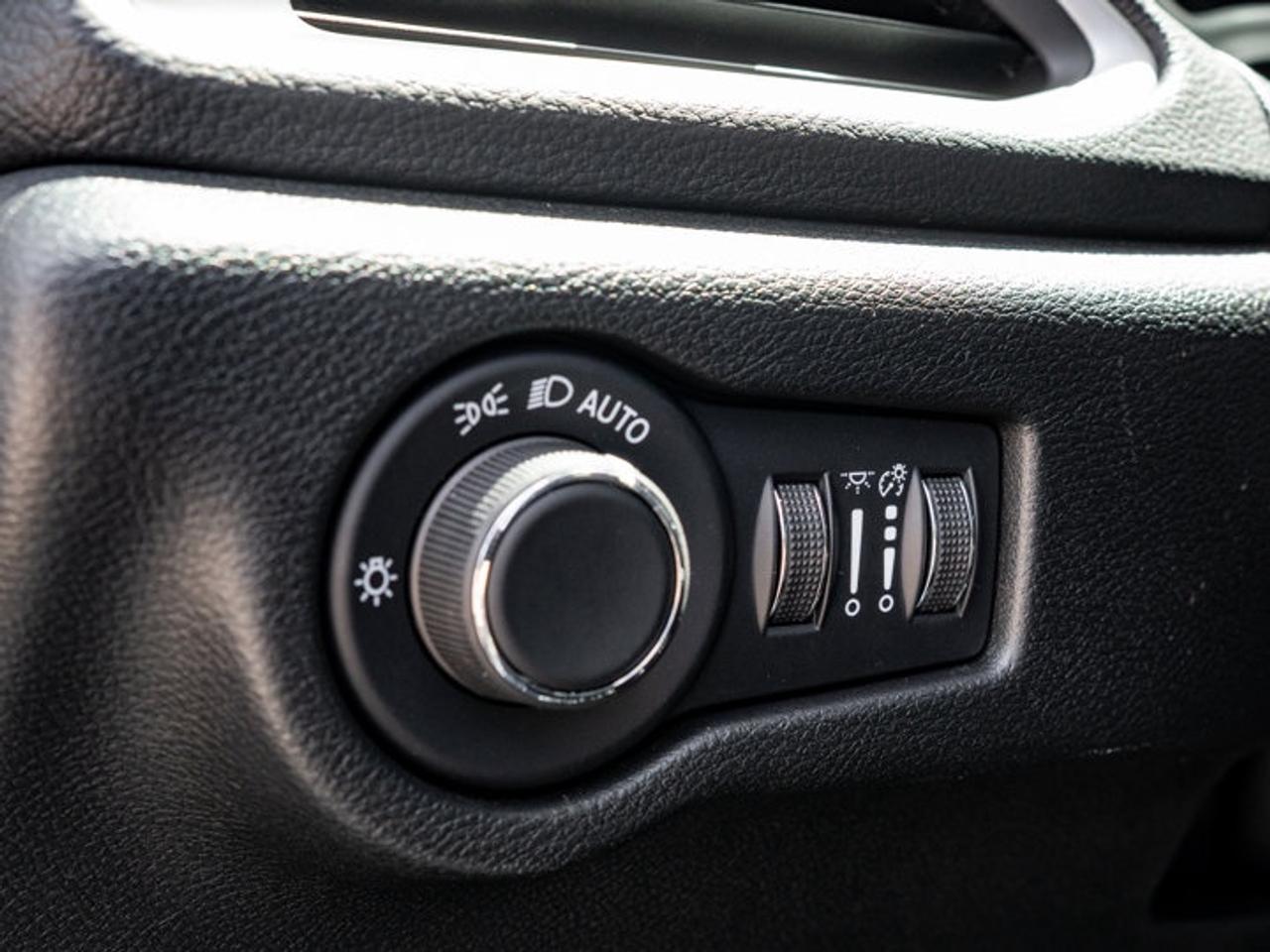 2027 Chrysler Pacifica Select Photo