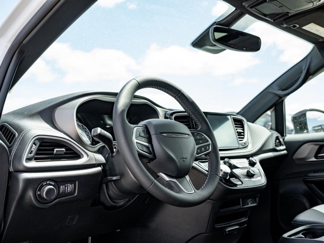2027 Chrysler Pacifica Select Photo
