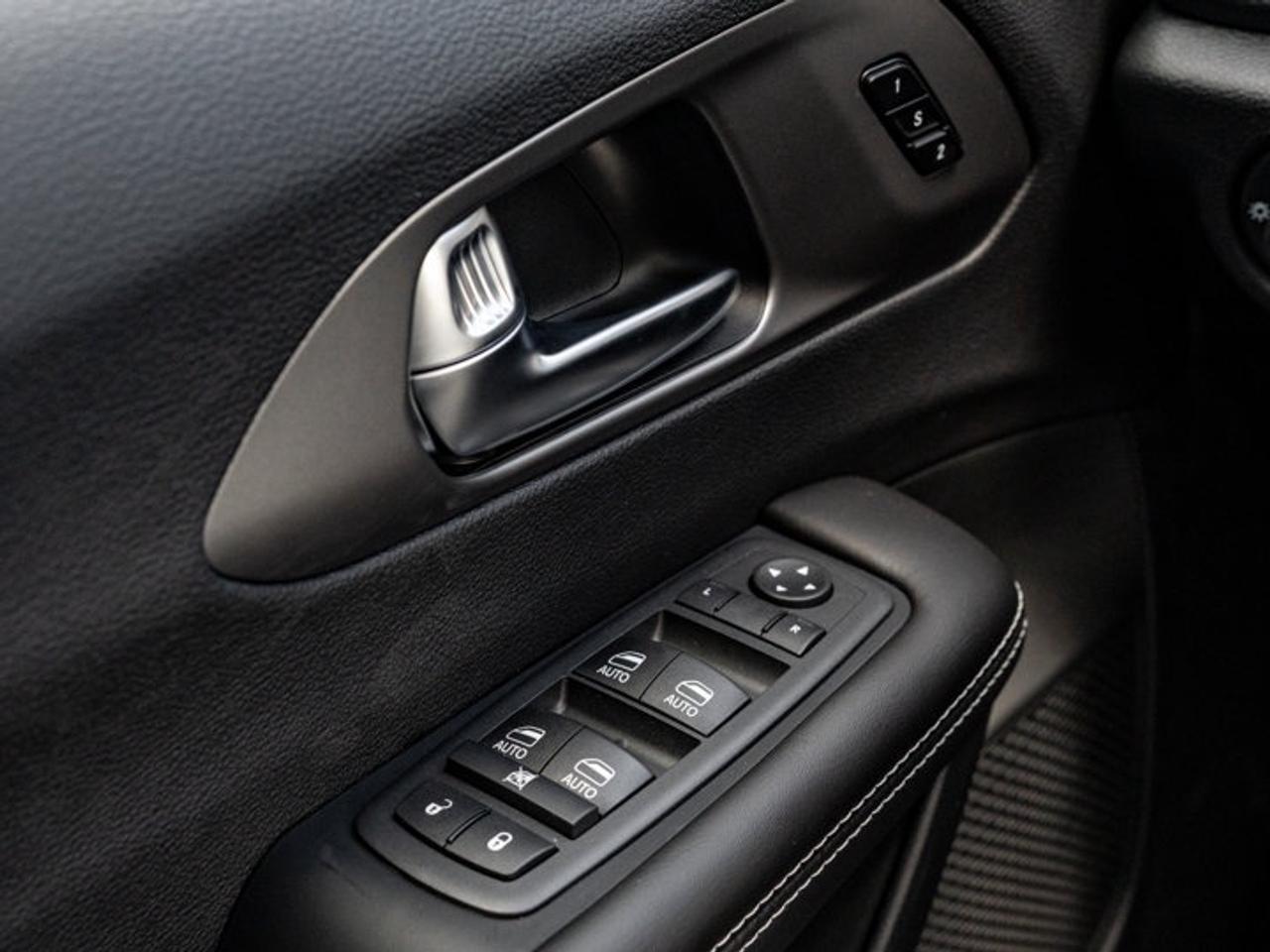 2027 Chrysler Pacifica Select Photo