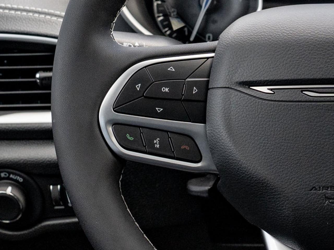 2027 Chrysler Pacifica Select Photo
