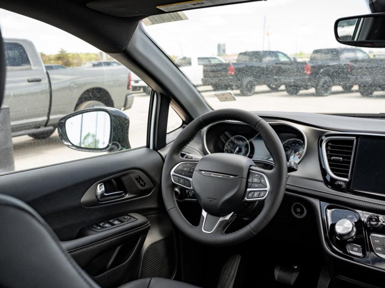 2027 Chrysler Pacifica Select Photo