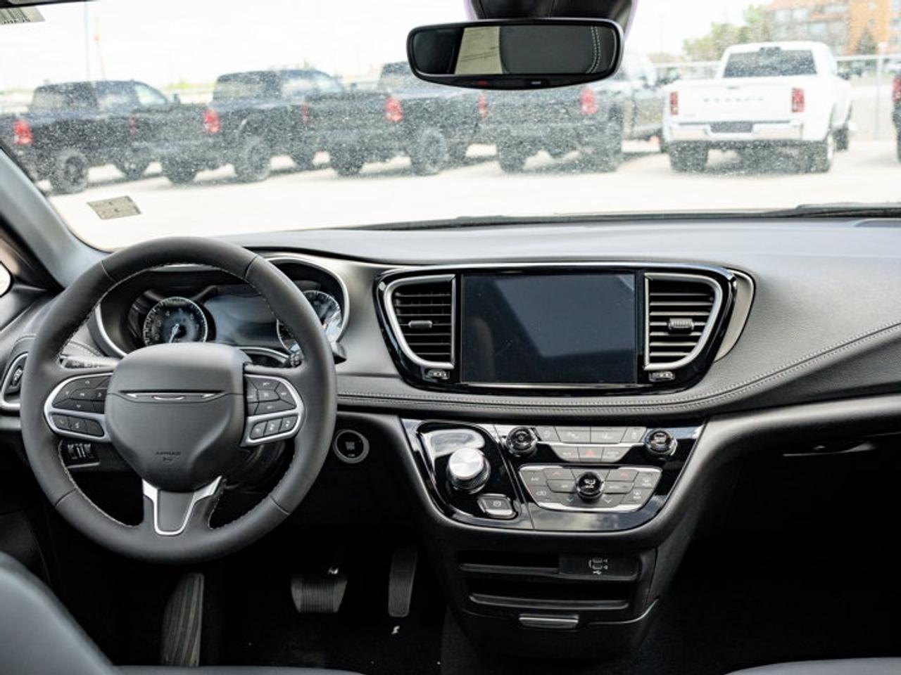 2027 Chrysler Pacifica Select Photo