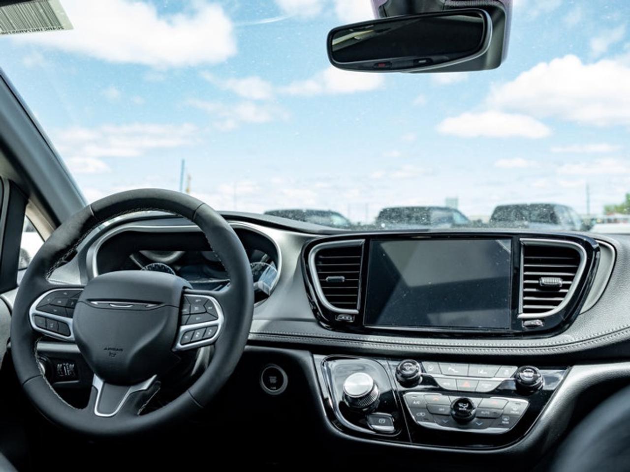 2027 Chrysler Pacifica Select Photo