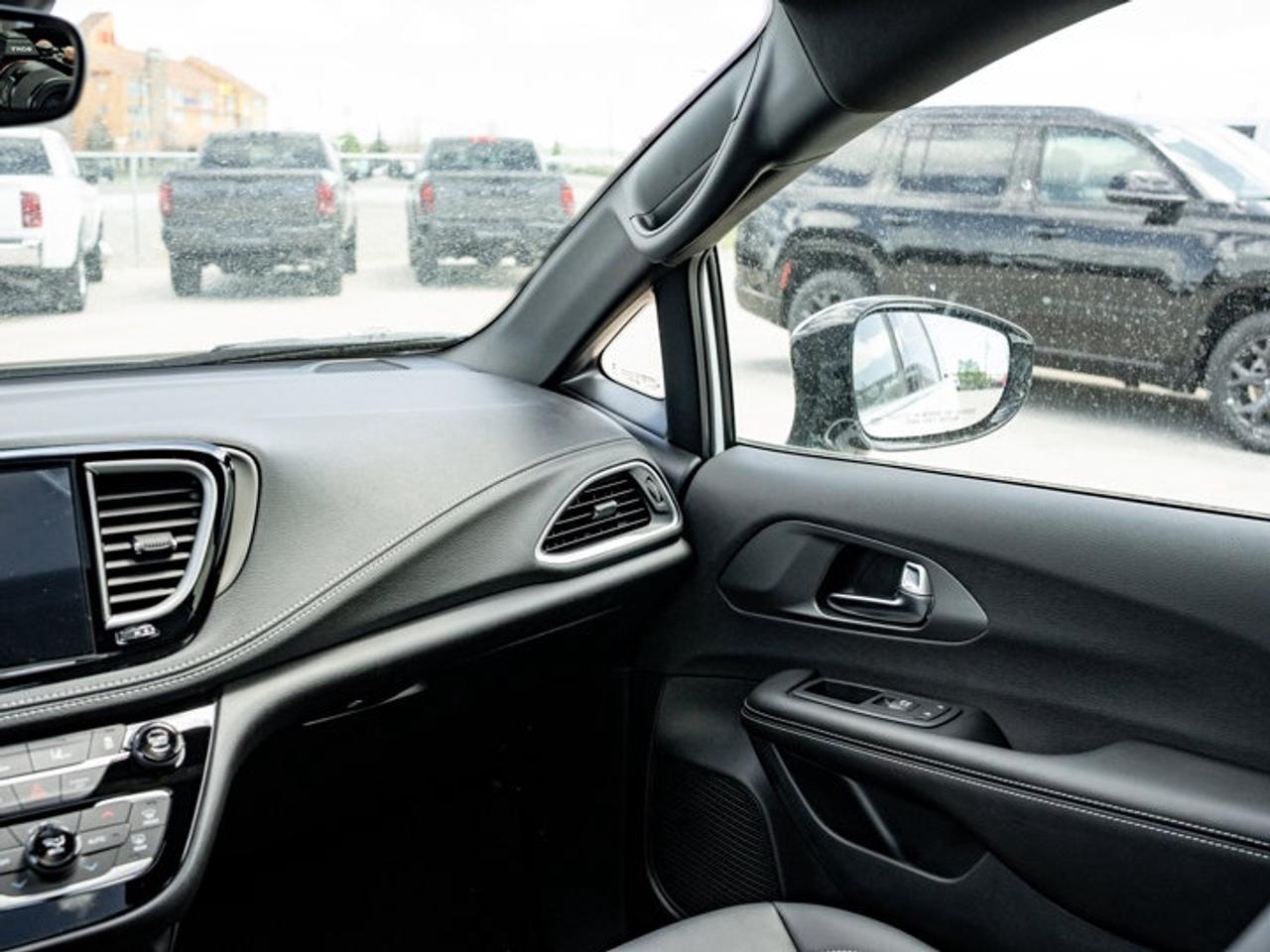 2027 Chrysler Pacifica Select Photo