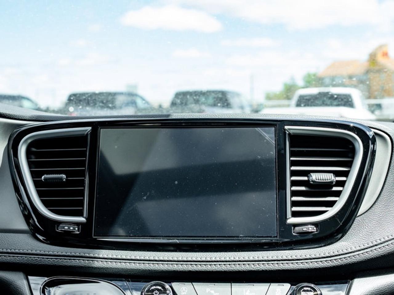 2027 Chrysler Pacifica Select Photo