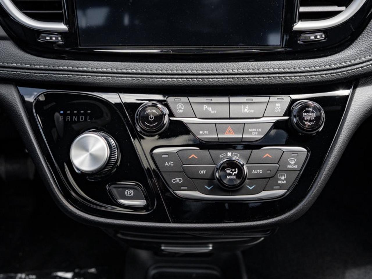 2027 Chrysler Pacifica Select Photo