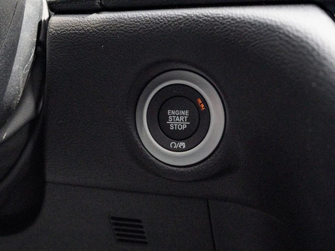 2027 Chrysler Pacifica Select Photo