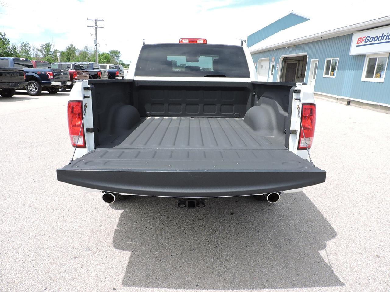 2020 RAM 1500 Classic Express 5.7L Hemi 4X4 1-Owner 6-Seats Only 99000KM Photo