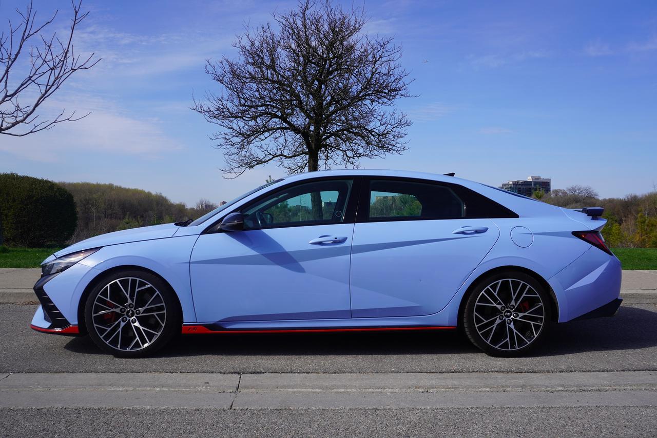 2022 Hyundai Elantra N / 1 OWNER / MANUAL / NAVIGATION / SUNROOF /LOCA Photo