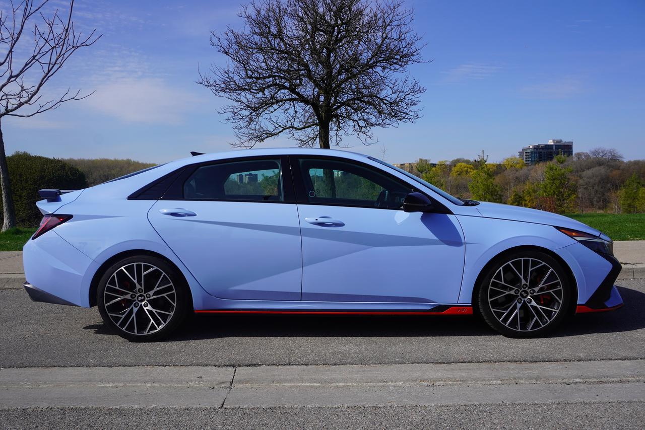 2022 Hyundai Elantra N / 1 OWNER / MANUAL / NAVIGATION / SUNROOF /LOCA Photo