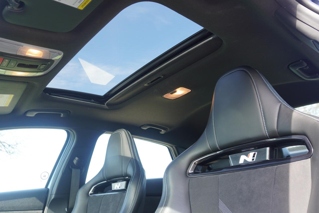 2022 Hyundai Elantra N / 1 OWNER / MANUAL / NAVIGATION / SUNROOF /LOCA Photo